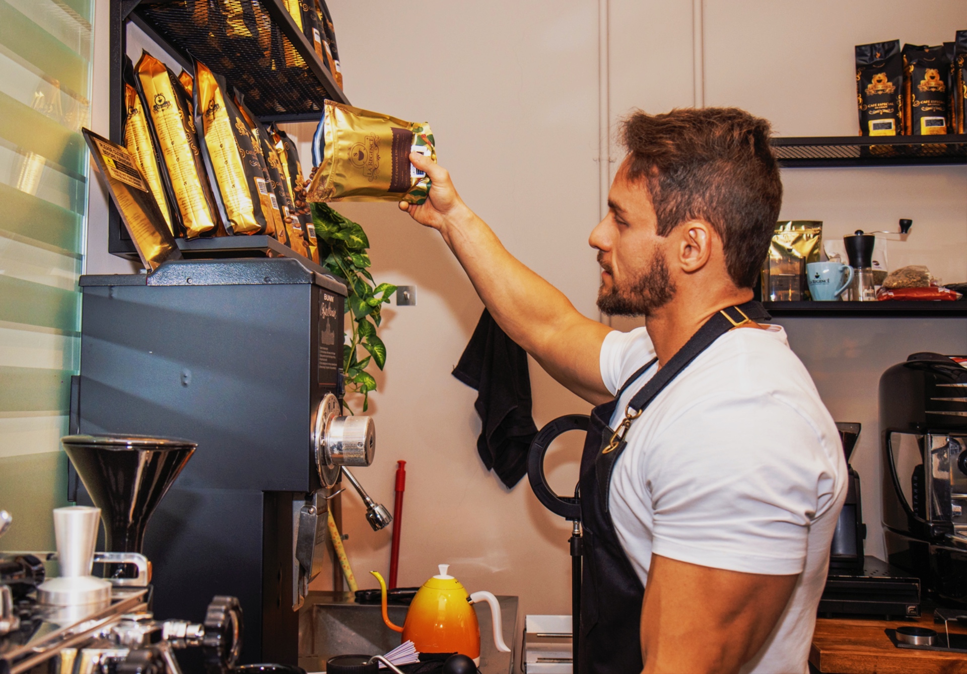 Paulo André selecionando grãos de café