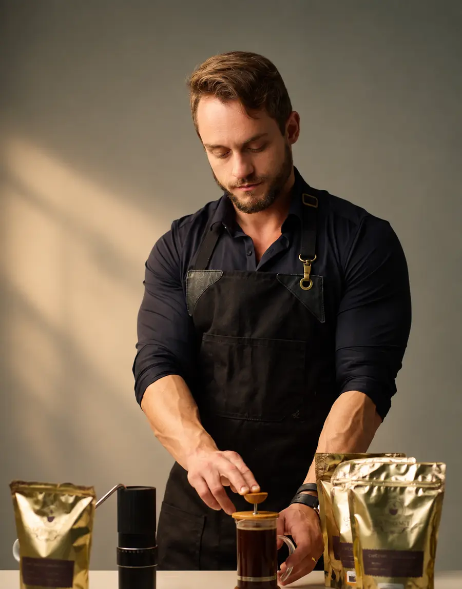 Paulo Posteral preparando café na prensa francesa