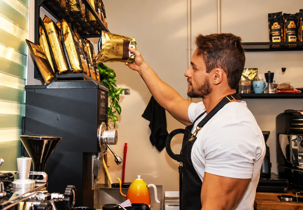 Paulo escolhendo cafés no seu espaço de trabalho